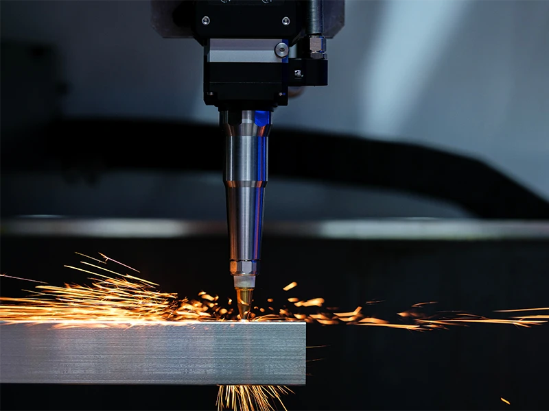 foratura-di-pezzo-semilavorato-con-macchinario-industriale