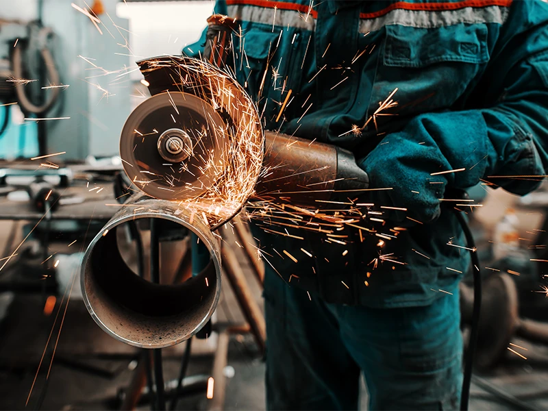 tecnico-specializzato-nel-taglio-di-tubi-metallici