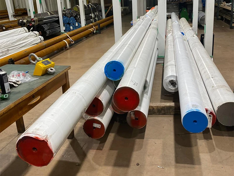 tubi-metallici-di-diverse-dimensioni-e-lunghezze